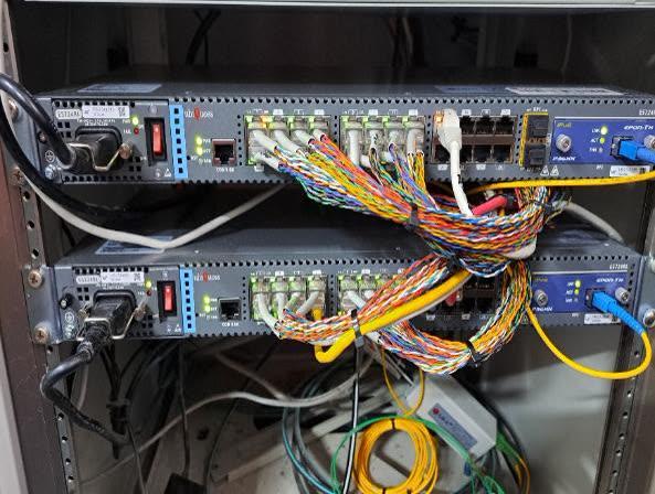 단체형 IPTV 회선이 나뉘는 통신함 안의 L2 스위치와 인입 회선