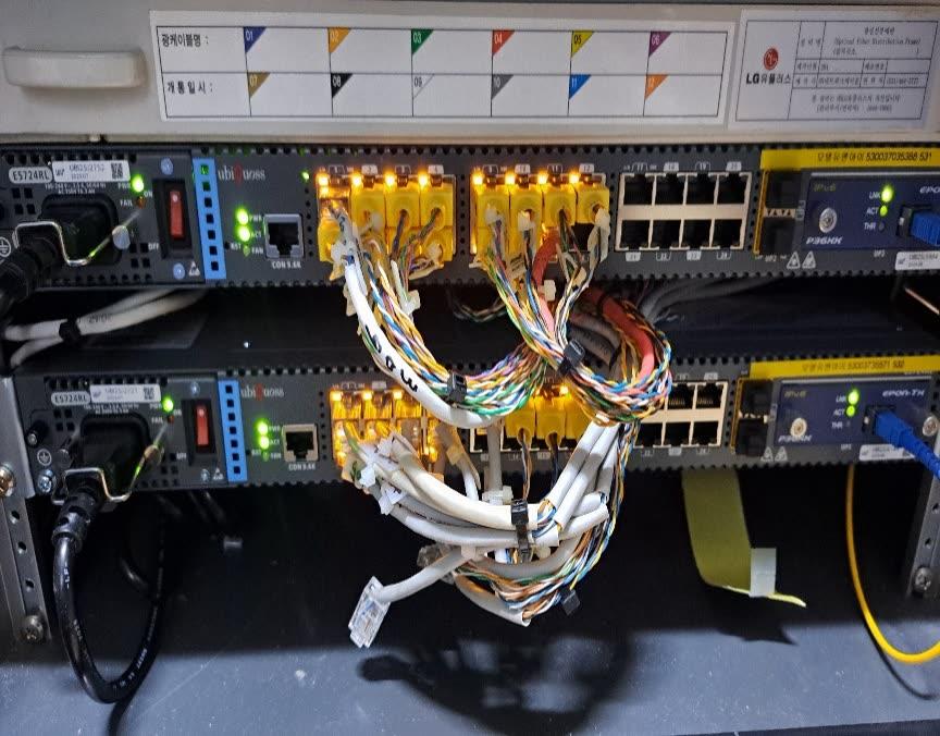 모텔 통신함에 설치된 L2 스위치와 단체형 IPTV 회선