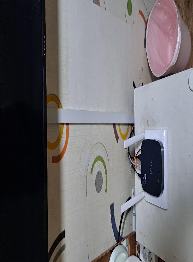 모텔 객실 벽면 IPTV 배선을 몰딩으로 덮어 마감한 상태