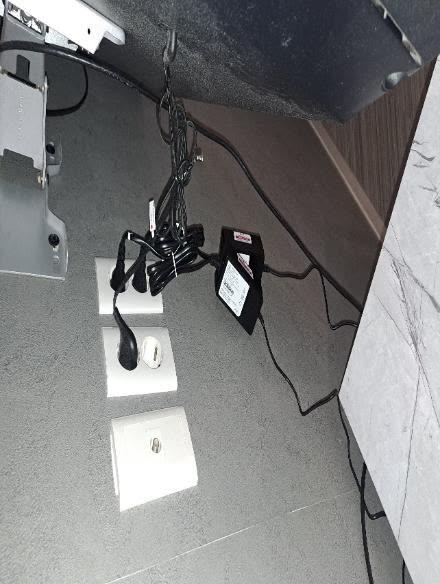 호텔 객실 티비 채널 작업 전, 벽면으로 나와 있는 배선